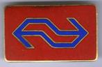 NS pet/kraag rood op koper embleem ( V_101 ), Verzamelen, Verzenden, Zo goed als nieuw, Transport, Speldje of Pin