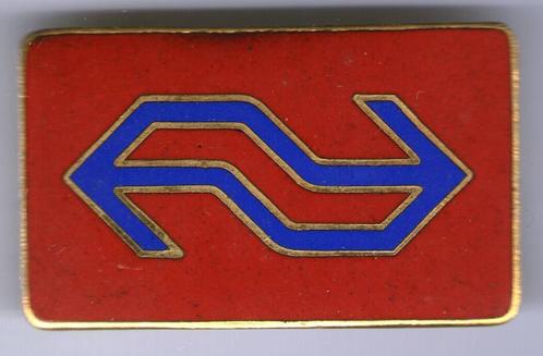 NS pet/kraag rood op koper embleem ( V_101 ), Verzamelen, Speldjes, Pins en Buttons, Zo goed als nieuw, Speldje of Pin, Transport