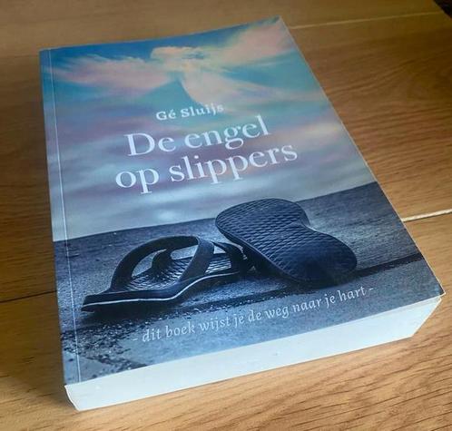 Gé Sluijs - De engel op slippers, Boeken, Overige Boeken, Zo goed als nieuw, Verzenden