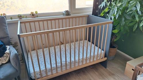 Antraciet en houtlook ledikant, Kinderen en Baby's, Babywiegjes en Ledikanten, Zo goed als nieuw, Ledikant, Ophalen