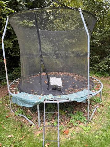 Trampoline met veiligheidsnet beschikbaar voor biedingen
