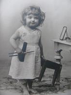 Antieke Kaart - Meisje met Krultang & Kam, Verzenden, Voor 1920, Ongelopen, Kinderen