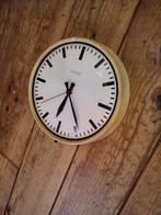 Elektrische klok van Van Doorn. Doorsnee 31 cm, Ophalen of Verzenden