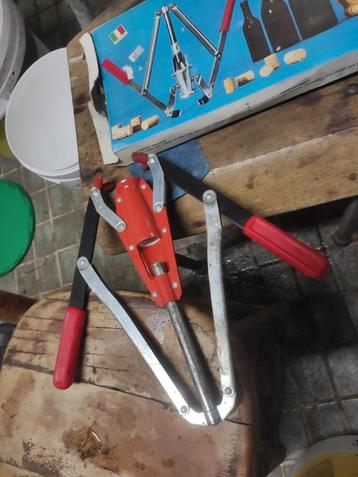 Kurkenpers voor wijn of bierfles af te sluiten lk beschikbaar voor biedingen