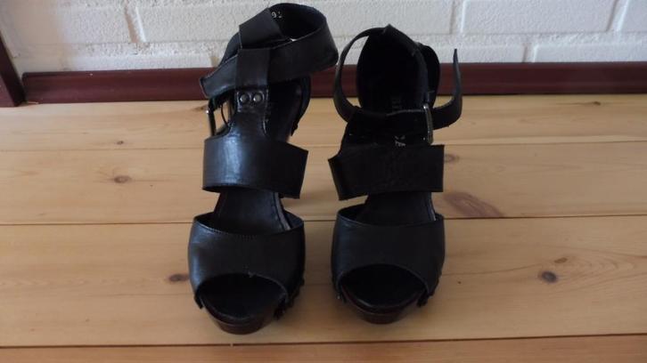 Stoere pump hout met zwart leer - maat 39, Kleding | Dames, Schoenen, Gedragen, Pumps, Zwart, Ophalen