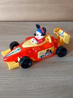 MICKEY MOUSE IN RACEWAGEN-SNOEPCONTAINER, Verzenden, Mickey Mouse, Zo goed als nieuw, Overige typen