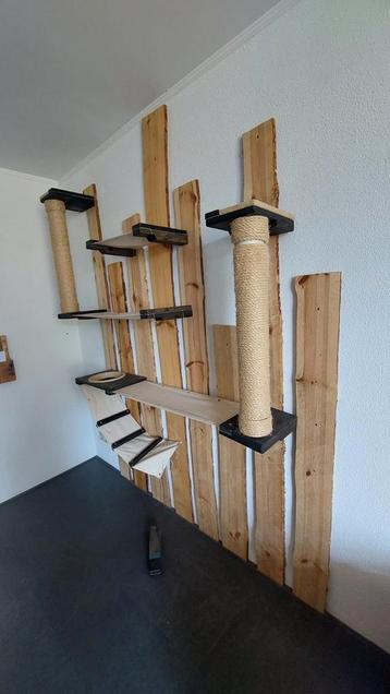 Krabpaal voor aan de muur beschikbaar voor biedingen