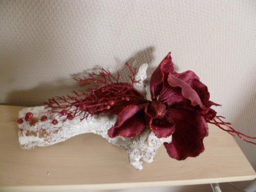 Wit boomstammetje met bordeaux rood bloemstuk erop. Kado?, Huis en Inrichting, Woonaccessoires | Kunstplanten en Kunstbloemen