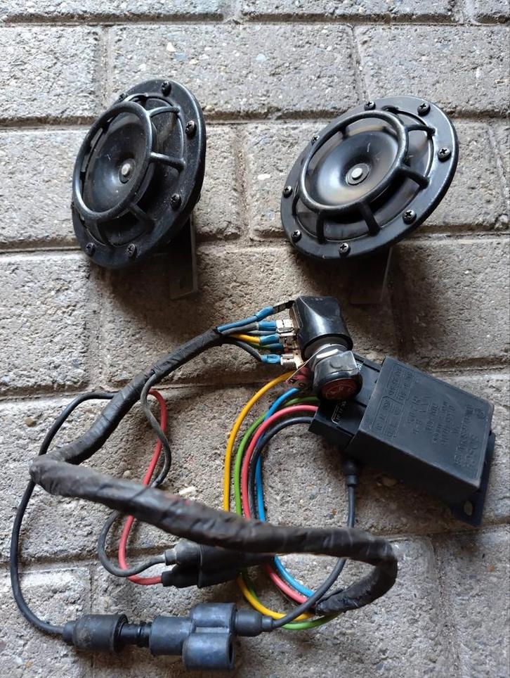Vintage SIGNAALHOORNSET, compleet, 24 Volt. Bosch + Hella, Auto-onderdelen, Elektronica en Kabels, Audi, BMW, Ford, Honda, Jeep