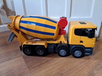 Bijna gloednieuwe betonmixer beschikbaar voor biedingen