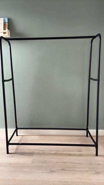 Metalen kledingrek beschikbaar voor biedingen