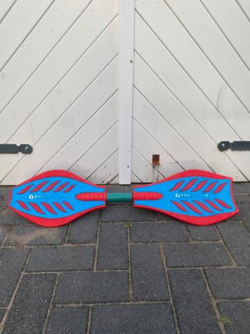 Rood & blauw waveboard beschikbaar voor biedingen