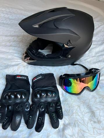 Helm voor de cross beschikbaar voor biedingen
