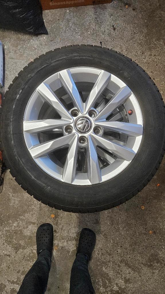 Winterbanden 205/60 R16 met licht metalen velgen voor Touran, Auto-onderdelen, Banden en Velgen, Banden en Velgen, Winterbanden