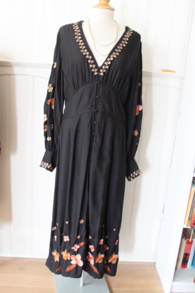 Prachtige jurk van FABIENNE CHAPOT maat 40, Kleding | Dames, Jurken, Zo goed als nieuw, Maat 38/40 (M), Zwart, Onder de knie, Ophalen of Verzenden