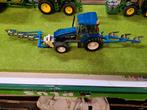 New Holland 8560 met duw-ploeg combinatie van Britains, Hobby en Vrije tijd, Modelauto's | 1:32, Ophalen of Verzenden, Zo goed als nieuw
