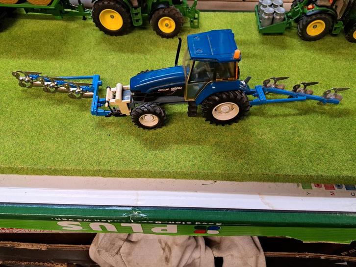 New Holland 8560 met duw-ploeg combinatie van Britains, Hobby en Vrije tijd, Modelauto's | 1:32, Zo goed als nieuw, Tractor of Landbouw