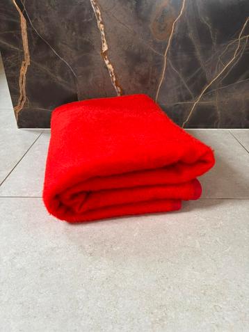 Vintage rode, oranje deken, tweekleurig beschikbaar voor biedingen