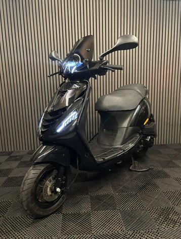 PIAGGIO ZIP 4T 3V BROM 2020 FULL OPTION GLANS ZWART beschikbaar voor biedingen
