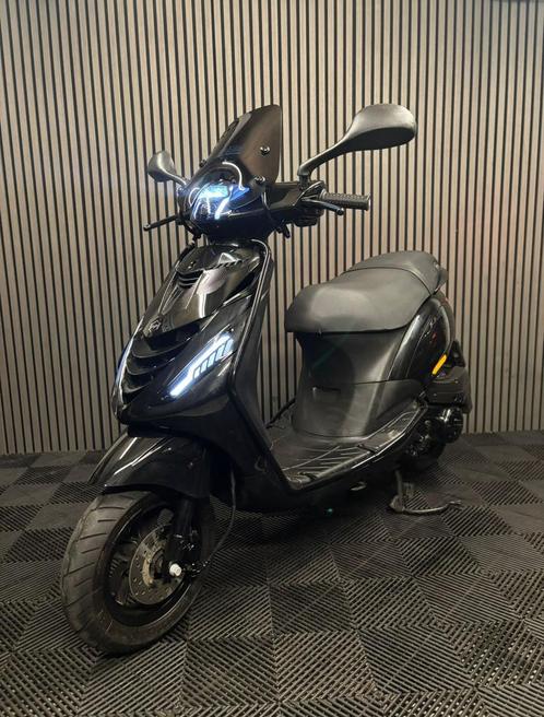 PIAGGIO ZIP 4T 3V BROM 2020 FULL OPTION GLANS ZWART, Fietsen en Brommers, Scooters | Piaggio, Zo goed als nieuw, Zip, Maximaal 45 km/u