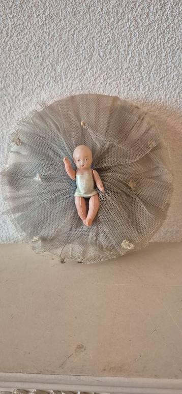 Leuk Doosje met Vintage Popje beschikbaar voor biedingen