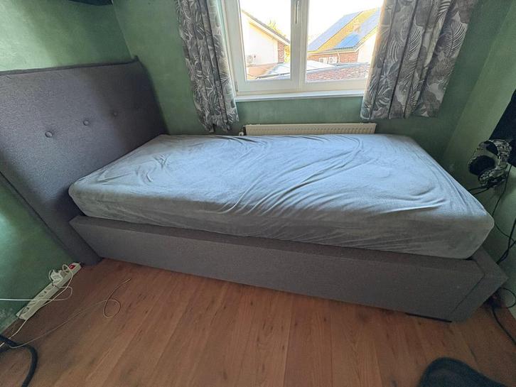 Grijze eenpersoonsbed incl. matras & lattenbodem, Huis en Inrichting, Slaapkamer | Bedden, Zo goed als nieuw, Eenpersoons, 90 cm
