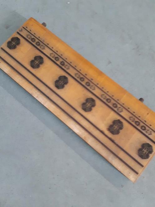 Antieke houten behangdrukplaat voorzien van ingelegde pinnen, Antiek en Kunst, Antiek | Overige Antiek, Ophalen of Verzenden
