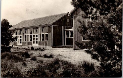 Oosterhout - Schiedams Schoolbuitenhuis zijaanzicht (1957), Verzamelen, Ansichtkaarten | Nederland, Gelopen, Noord-Brabant, 1940 tot 1960