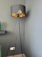 Vloerlamp zwarte kap gouden binnenkant, Huis en Inrichting, Lampen | Vloerlampen, Ophalen, Zo goed als nieuw, Modern, Metaal