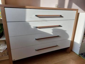 Commode, plank en kledingkast beschikbaar voor biedingen