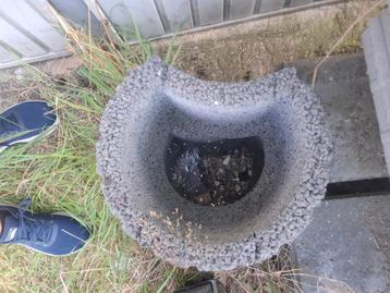 Betonnen Bloempot / Plantenbak beschikbaar voor biedingen