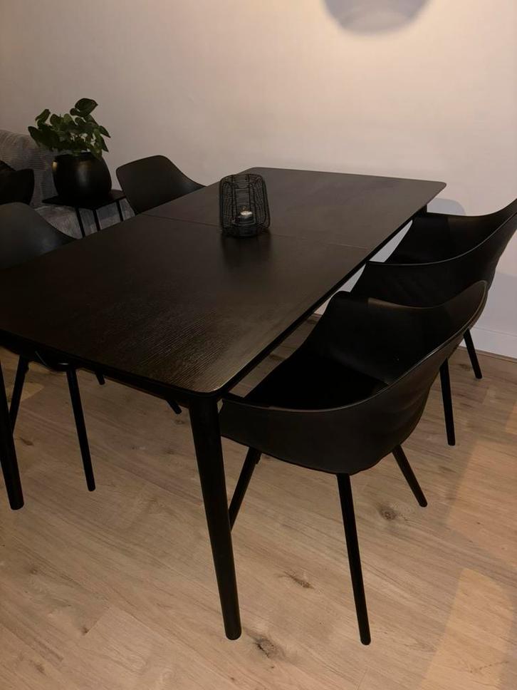Nett zwarte kunststof eetkamerstoelen kuip met zitkussen, Huis en Inrichting, Tafels | Eettafels, Zo goed als nieuw, 50 tot 100 cm