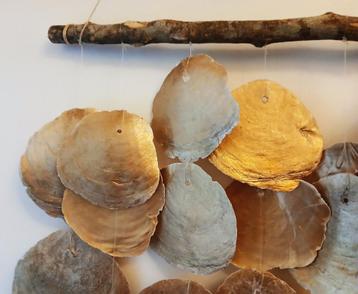 Grote volle schelpen hanger windgong goud taupe jingle shell beschikbaar voor biedingen