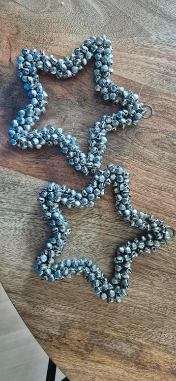 2 Kerststerren met Belletjes beschikbaar voor biedingen