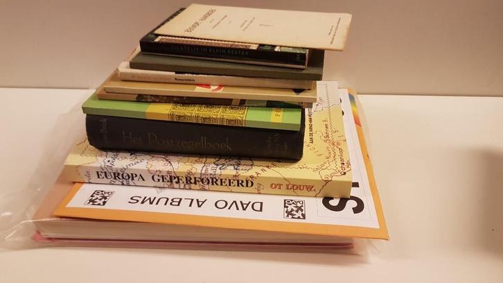 9 boeken over postzegels en Davo aanvullingen., Postzegels en Munten, Postzegels | Volle albums en Verzamelingen, Buitenland, Ophalen of Verzenden