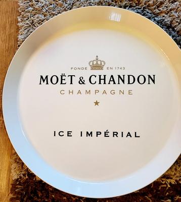 Wit Moët champagne dienblad groot beschikbaar voor biedingen