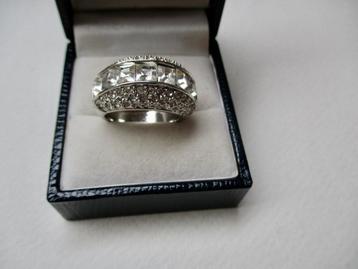 Zilverkleur ring 17.7 mm. flink mooi model met 8 stenen erin beschikbaar voor biedingen