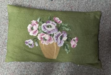 Mooi geborduurd bloemenkussentje beschikbaar voor biedingen