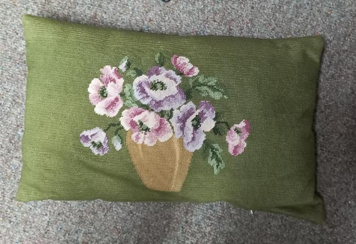 Mooi geborduurd bloemenkussentje, Huis en Inrichting, Woonaccessoires | Kussens, Zo goed als nieuw, Groen, Rechthoekig, Ophalen of Verzenden