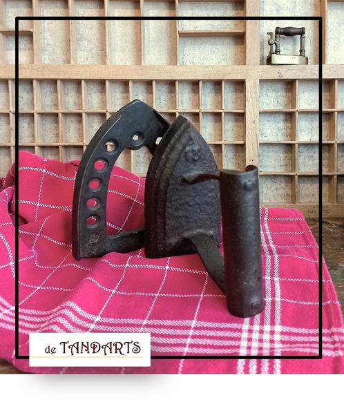 Strijkijzer nr. 13 met houder # 1350 gram, 12 cm, Antiek en Kunst, Antiek | Gereedschap en Instrumenten, Ophalen of Verzenden