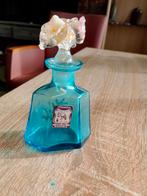antiek aqua-blauw glazen parfumflesje met een emaille decora, Ophalen of Verzenden, Zo goed als nieuw, Parfumfles
