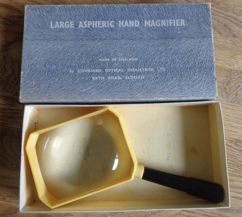 VINTAGE Large Aspheric hand magnifier made in England, Hobby en Vrije tijd, Vergrootglazen, Loepen en Loeplampen, Ophalen of Verzenden