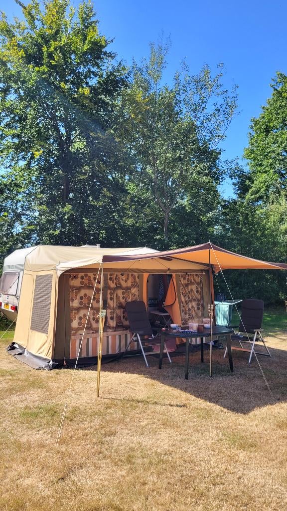 Caravan met voortent en luifel, Vast bed, Chateau, Kleine zit, 750 - 1000 kg