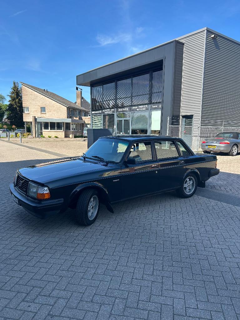 Volvo 240 (244) 1982 Zwart Turbo intercooler schuifdak hand5, Auto's, Achterwielaandrijving, Open dak, Zwart, 4 cilinders