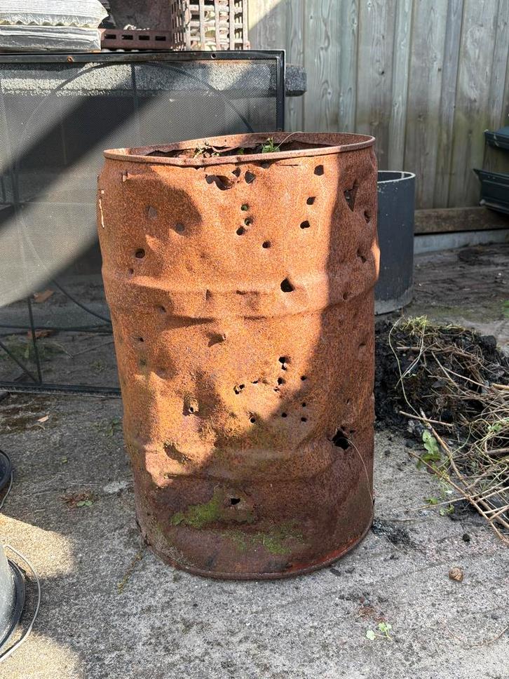 Gratis Oude roestige oliedrum / vuurkorf gratis, Tuin en Terras, Overige Tuin en Terras, Gebruikt, Ophalen of Verzenden
