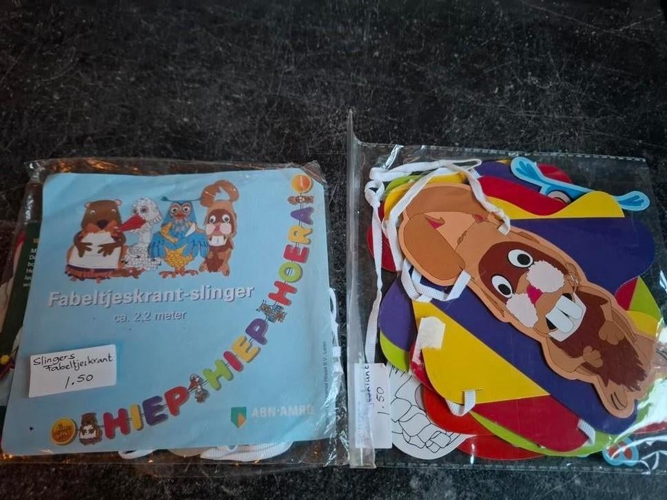2  x slingers Fabeltjeskrant, Hobby en Vrije tijd, Feestartikelen, Ophalen of Verzenden, Versiering, Verjaardag