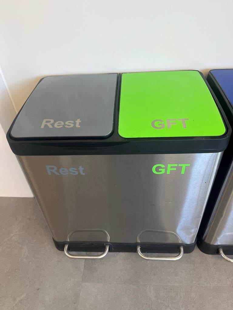 2 prullenbakken met 2 compartimenten (afvalscheiders), Ophalen, Gebruikt, Met pedaal, 50 tot 75 cm