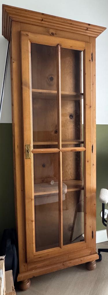 Vitrinekast- solid wood and glass, Huis en Inrichting, Kasten | Vitrinekasten, Zo goed als nieuw, 150 tot 200 cm, 50 tot 100 cm