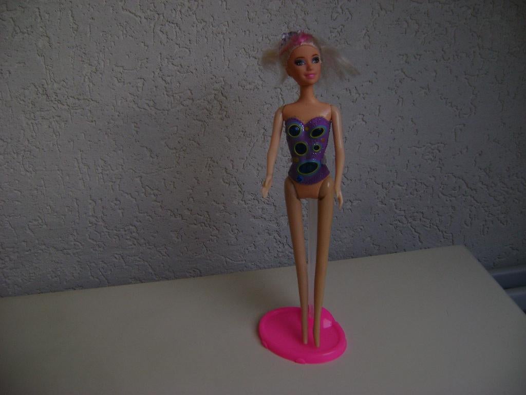 barbie met vast blauw pakje roze strook in haar en licht, Kinderen en Baby's, Speelgoed | Poppen, Ophalen of Verzenden, Zo goed als nieuw