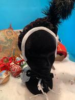 Antieke Klederdracht Hoofddeksel met Veer, Ophalen of Verzenden, Dames